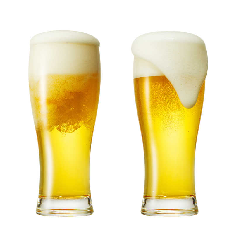 白色背景下的两瓶啤酒