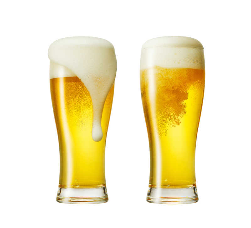 两个玻璃杯里的麦芽啤酒