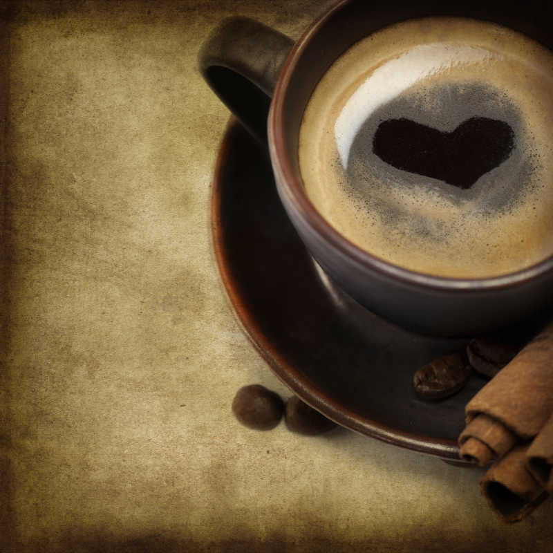 一杯带有心脏意象的咖啡