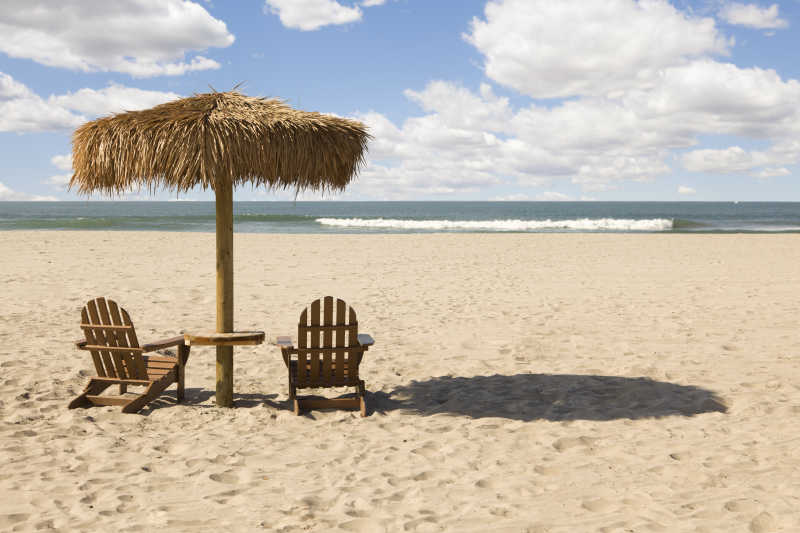 海滩上的两张沙滩椅