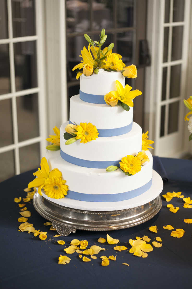 鲜花装饰的婚礼蛋糕