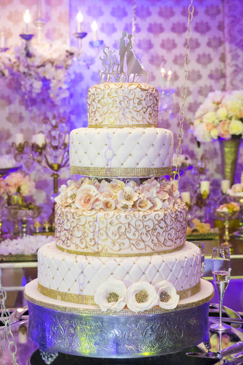 花瓣装饰的婚礼蛋糕