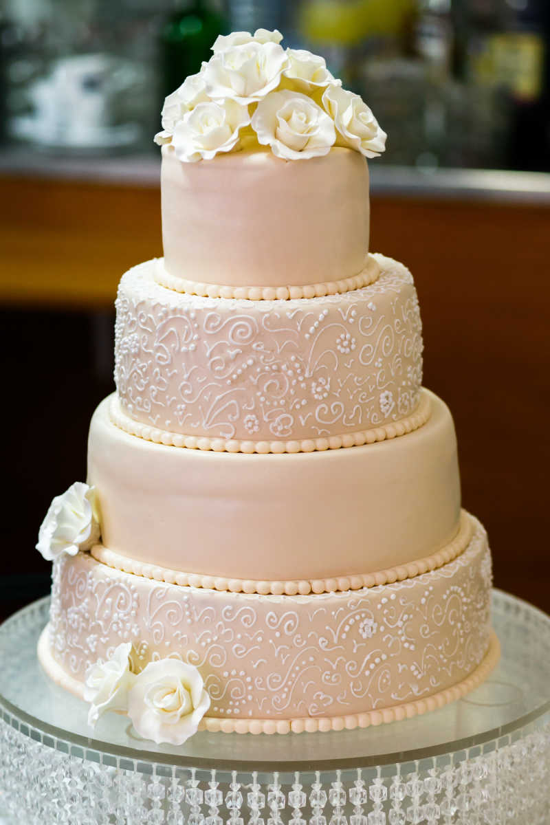 粉色多层的婚礼蛋糕