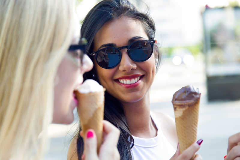 吃冰淇淋的年轻女孩