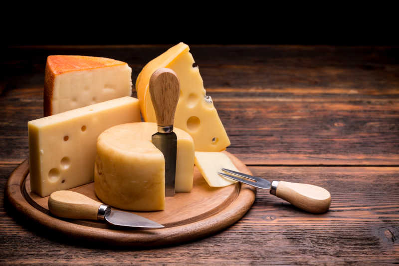 木板上的各种奶酪制品