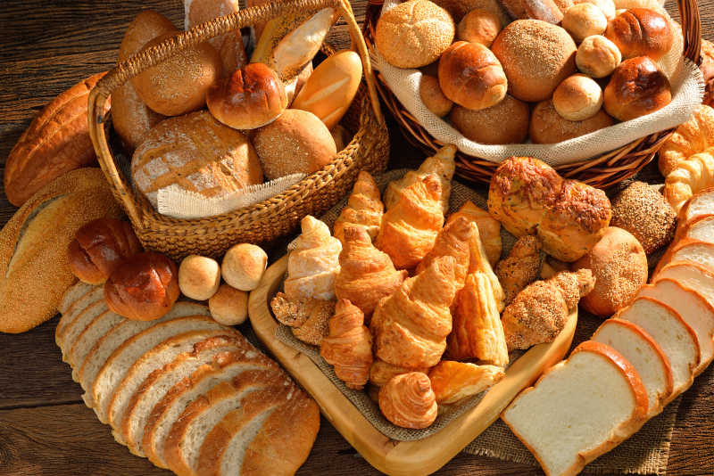 柳条筐里的各种面包