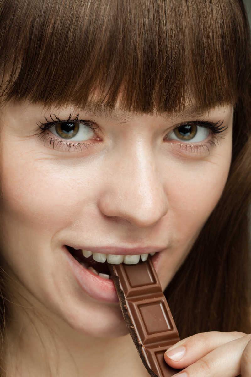 吃巧克力的女人