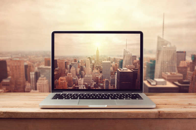 笔记本电脑的屏幕上显示着纽约城市景观