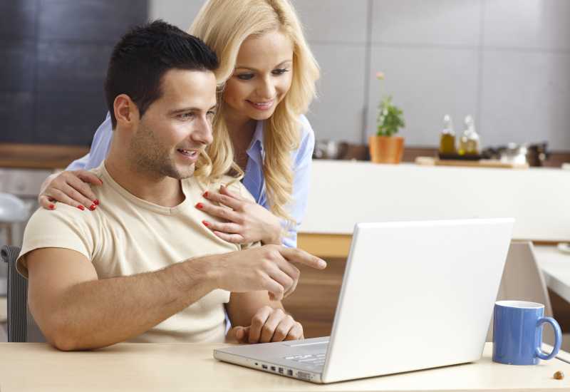 年轻夫妇在家上网浏览信息