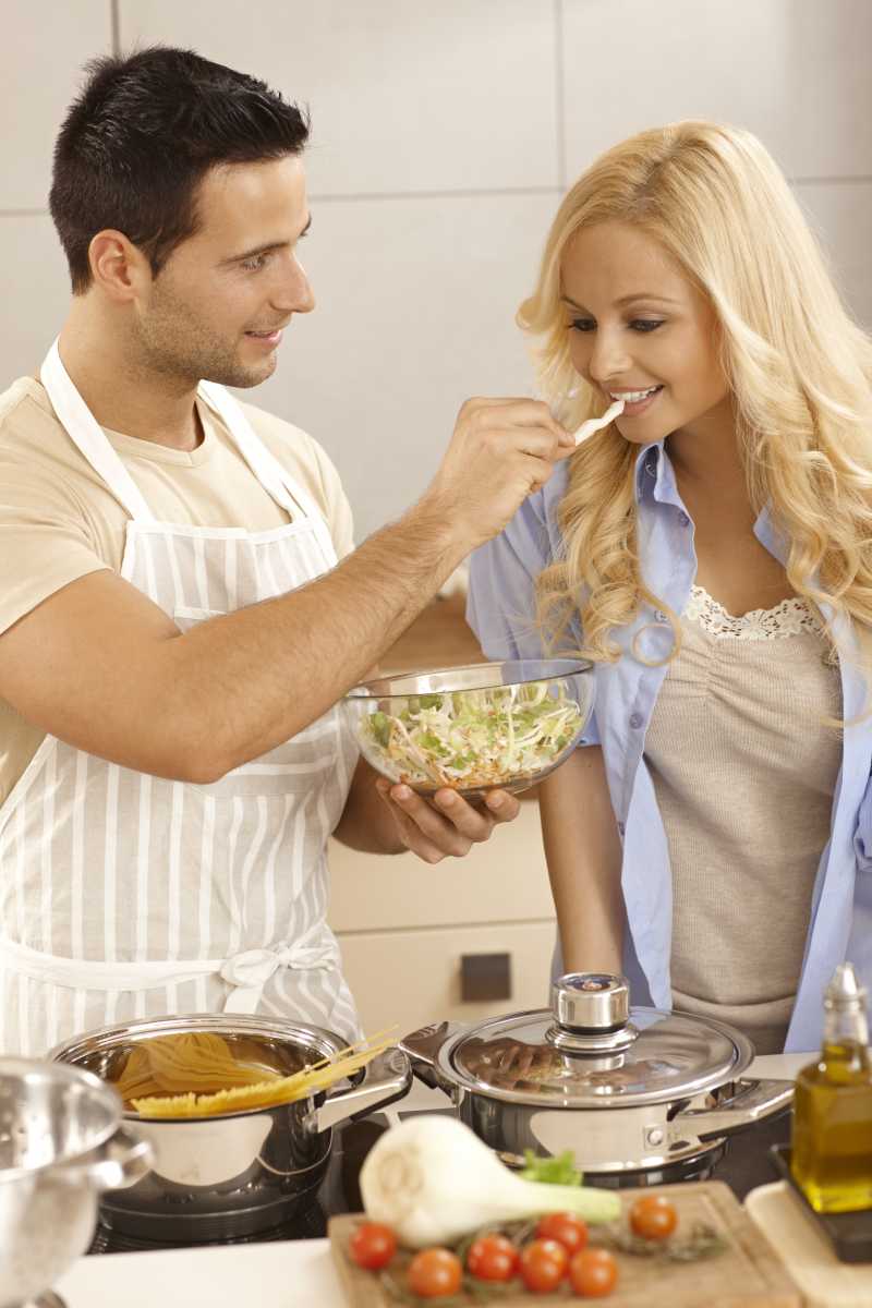 在厨房里一起做饭的年轻夫妇