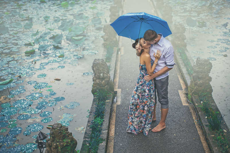 在雨中接吻的年轻情侣