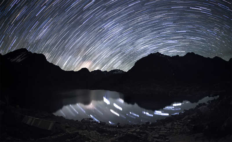 山顶上的美丽夜空