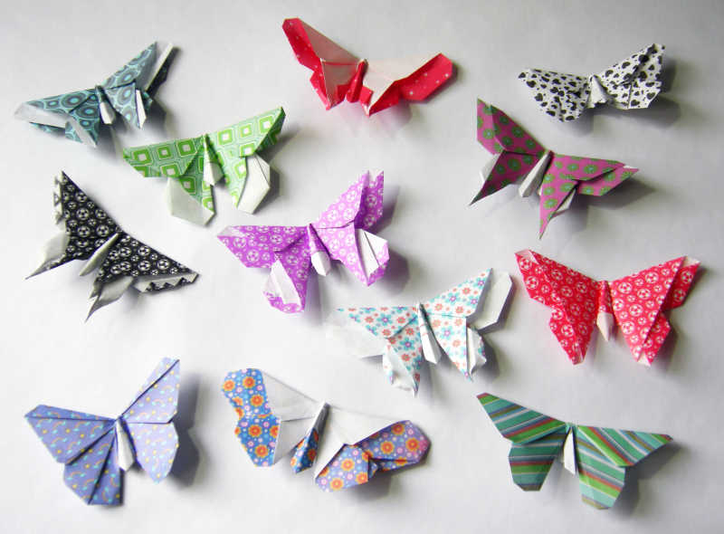 不同颜色的蝴蝶折纸