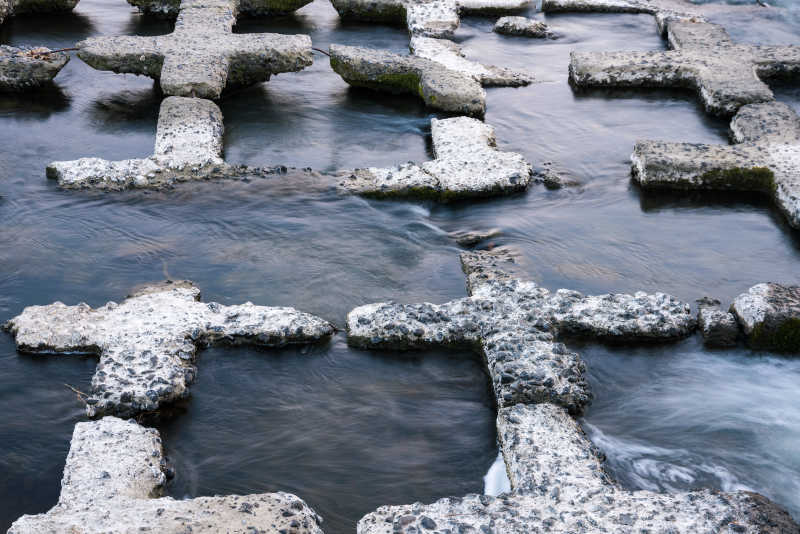 日本京都河流中的十字形岩石