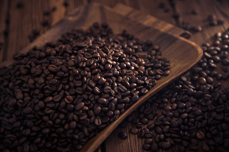 木头上的烘焙咖啡豆