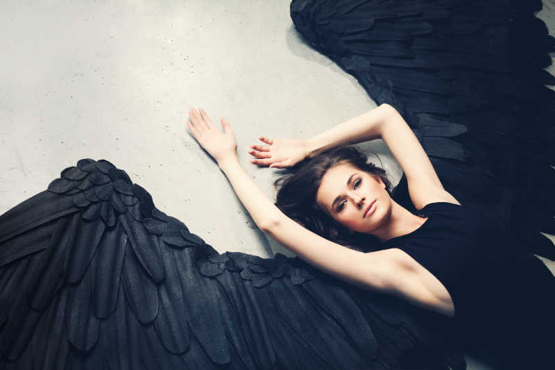 躺在地上的黑色天使
