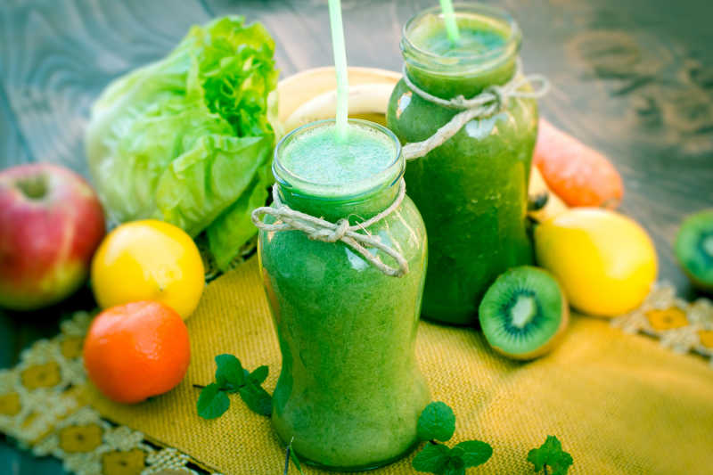 绿色水果蔬菜冰沙