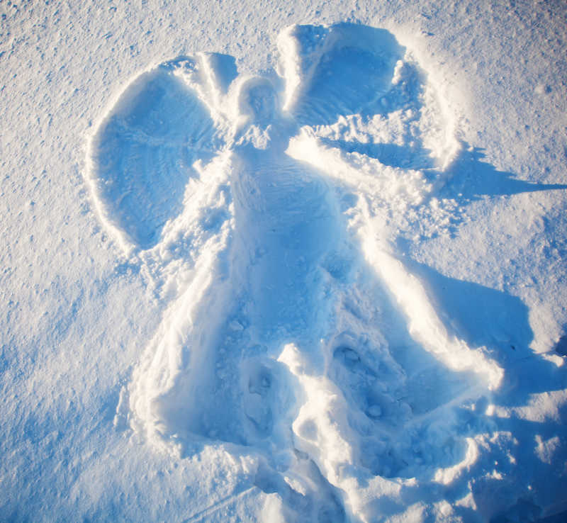 雪地上的人形图案