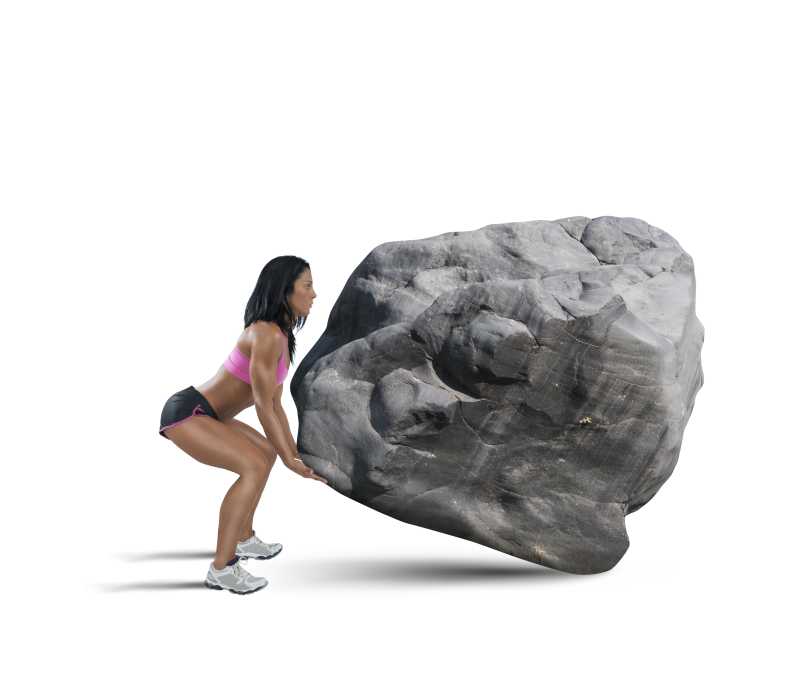 肌肉女人搬起石头的力量