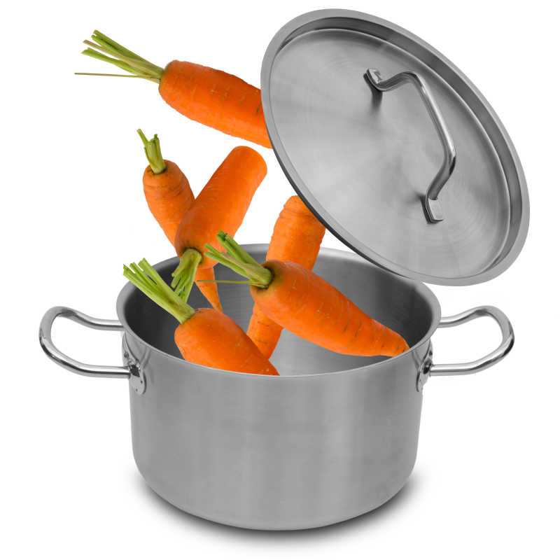 胡萝卜掉进了不锈钢锅里