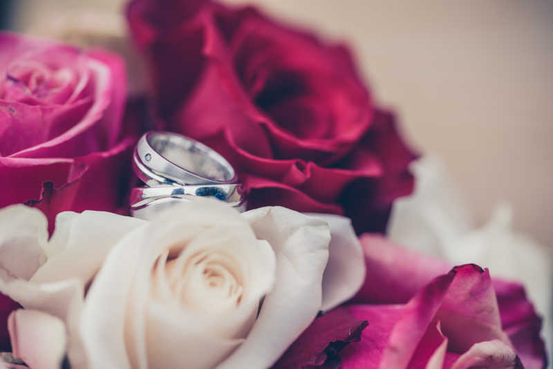 结婚戒指与美丽的婚礼花束