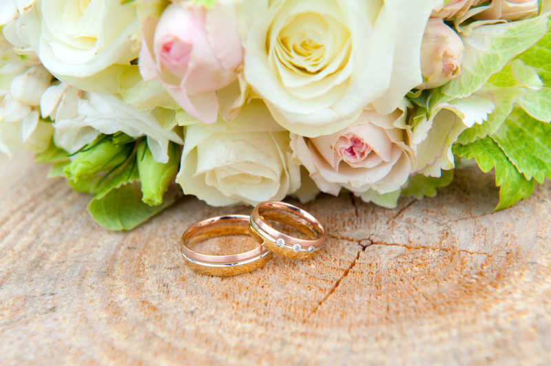 婚礼上的两枚结婚戒指