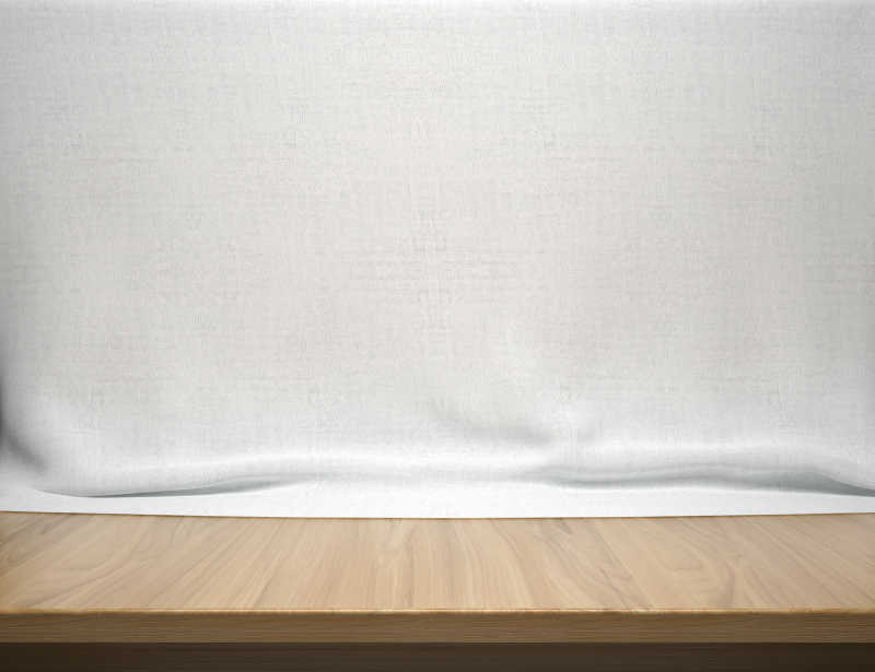 白棉布背景下的木桌
