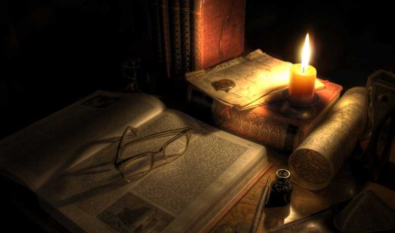 蜡烛旁边摆放着的书籍