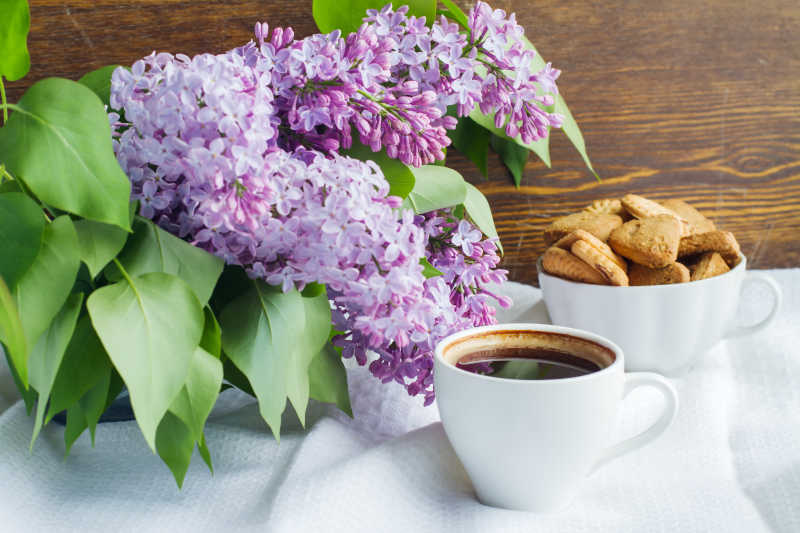 一杯咖啡和春花