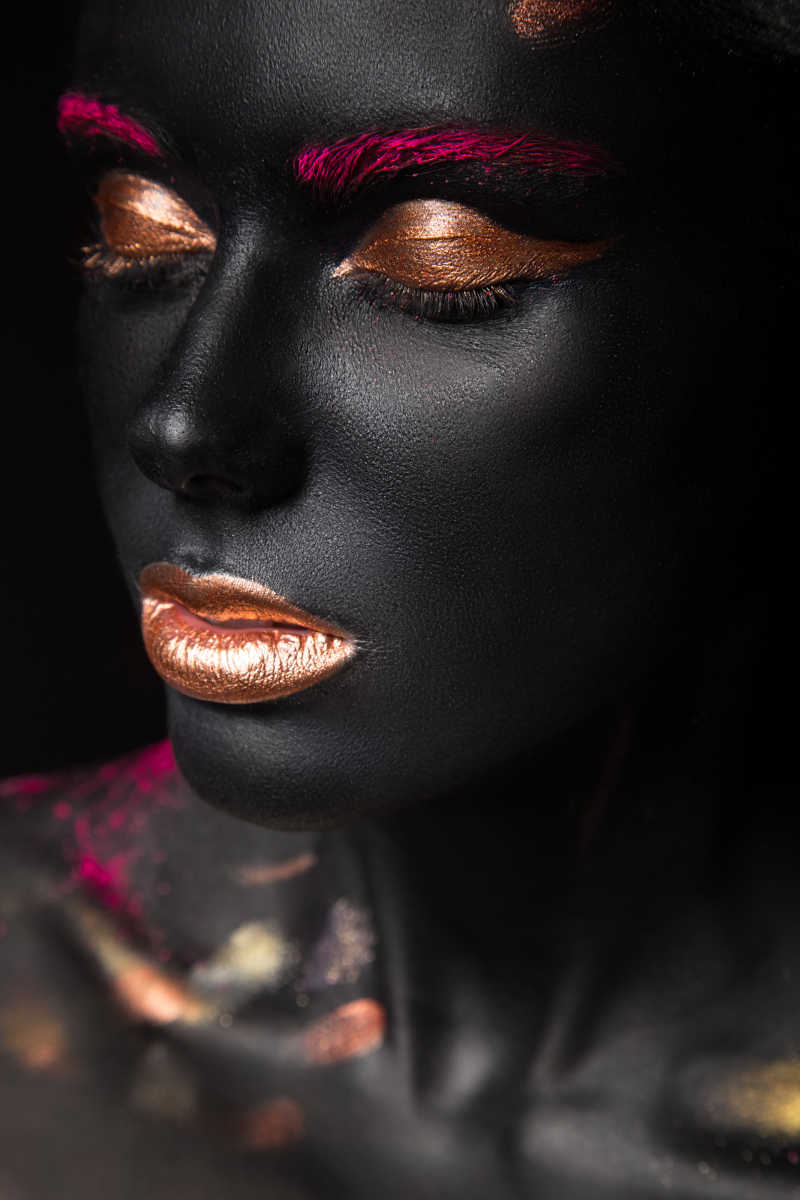 化妆成黑人的模特