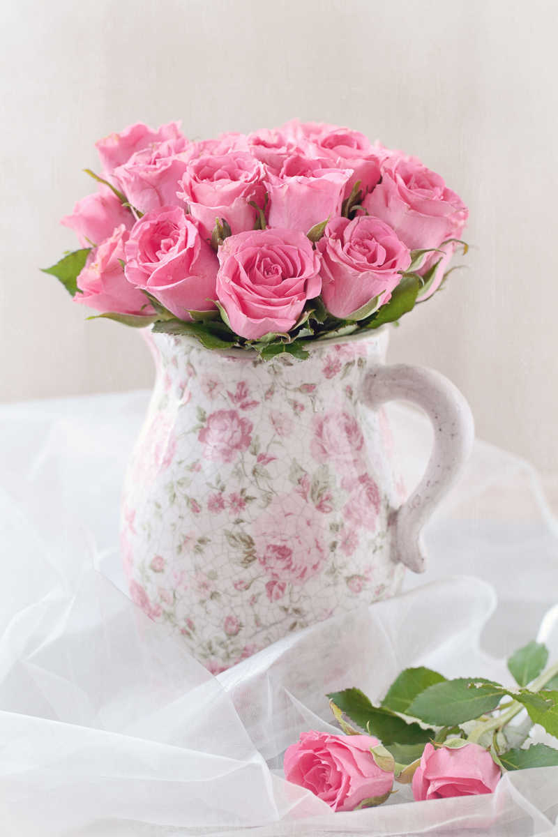 陶瓷花瓶中的粉红色玫瑰