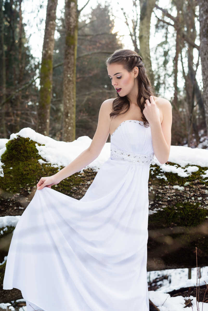 在雪地里穿着白裙子的女人