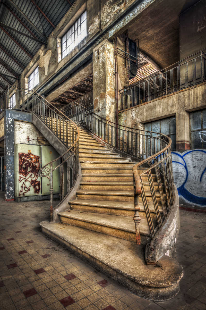 废弃的发电厂大厅内的楼梯