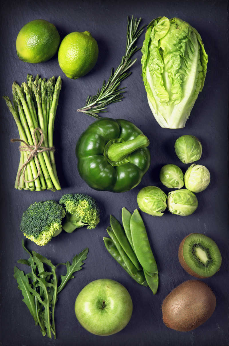 餐桌上的绿色蔬菜和水果
