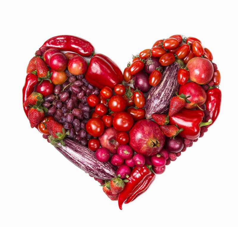 爱心状的红色蔬菜与水果