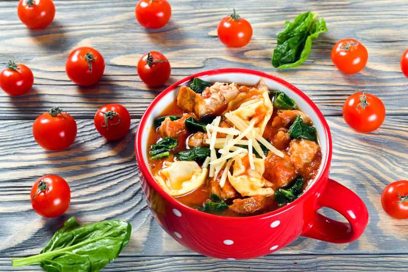 意大利饺子汤与番茄