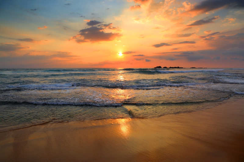 海滩上的黄昏日落的太阳