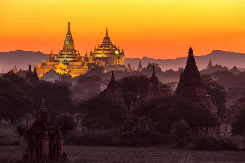 黄昏下的缅甸蒲甘寺庙