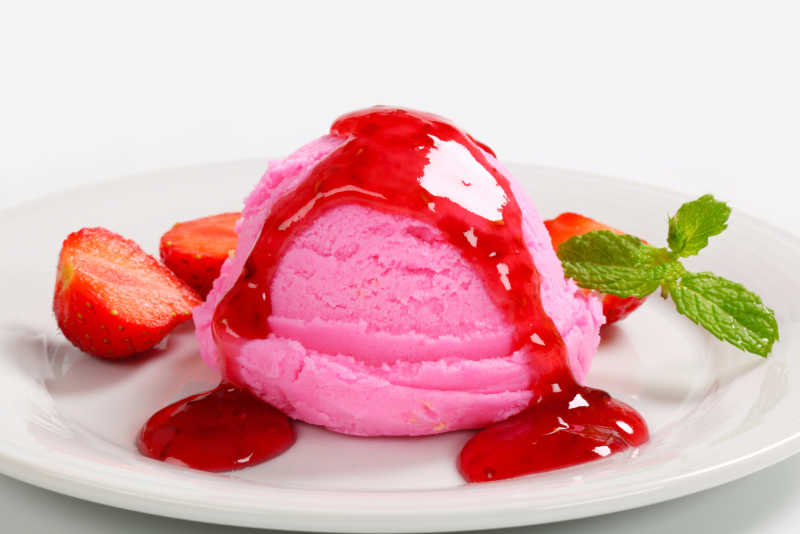 草莓味冰淇淋甜品