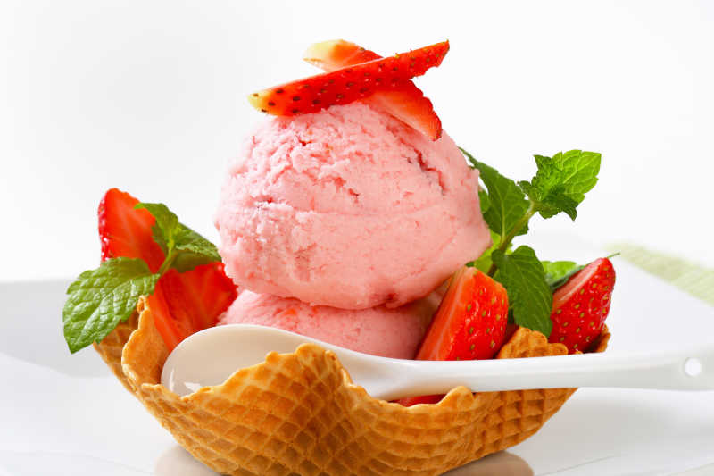 盘子里美味的冰淇淋甜品
