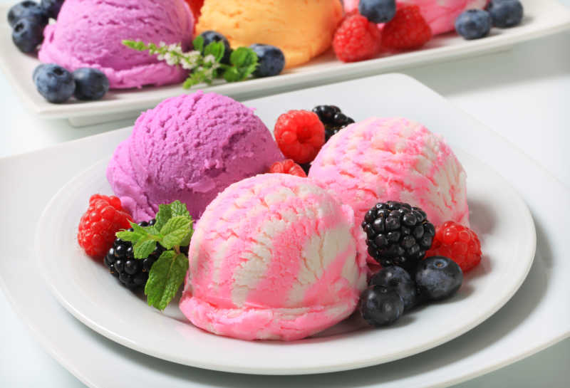 浆果冰淇淋甜品