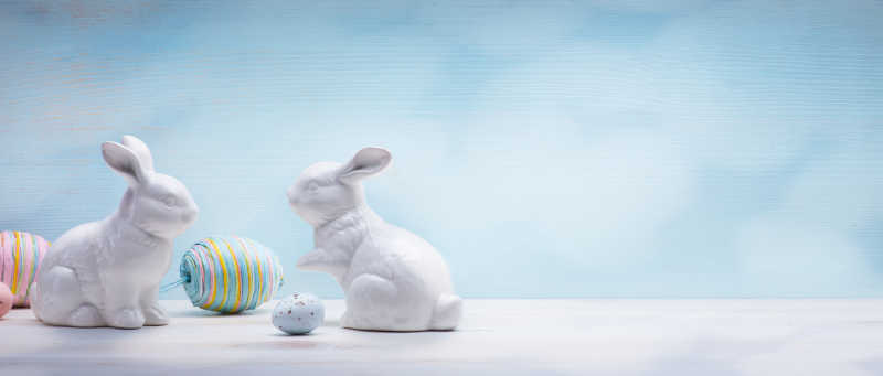 复活节彩蛋与兔子雕像