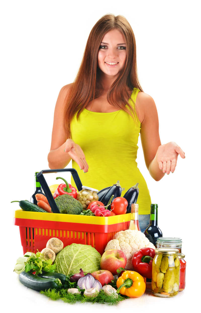 女人和购物篮蔬菜