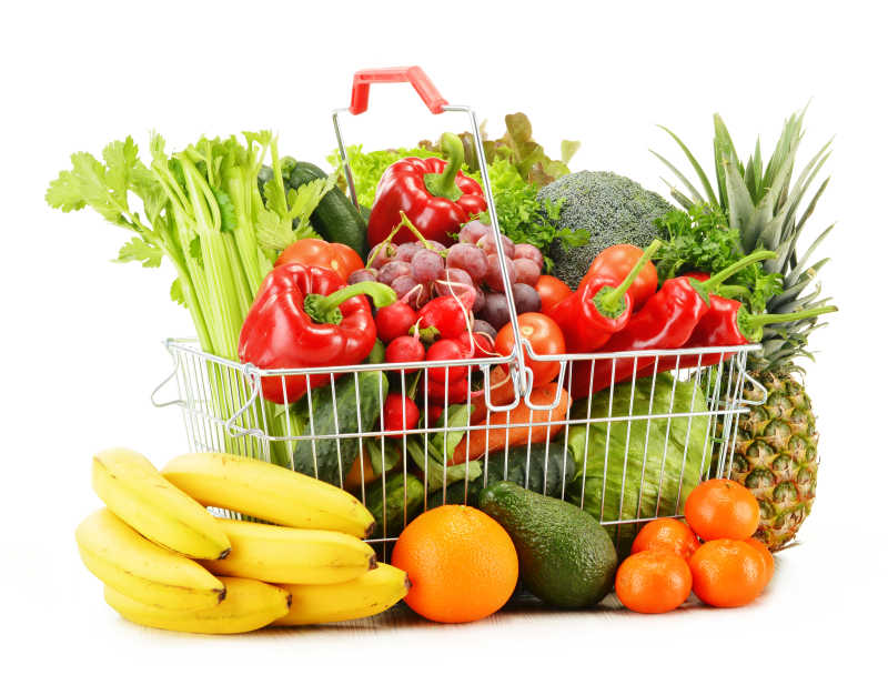 蔬菜和水果在购物篮里
