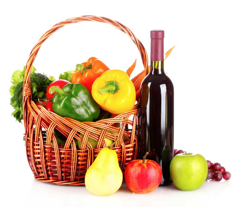 篮子里的蔬菜和红酒