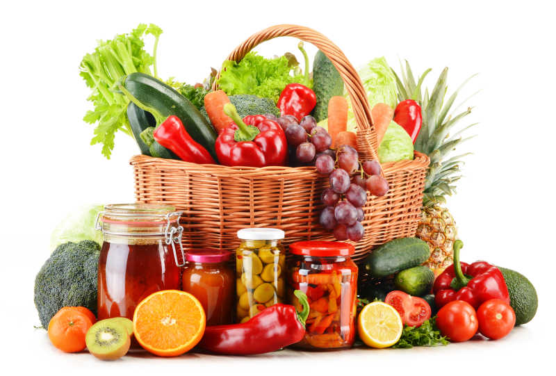 篮子里的蔬菜水果和罐头