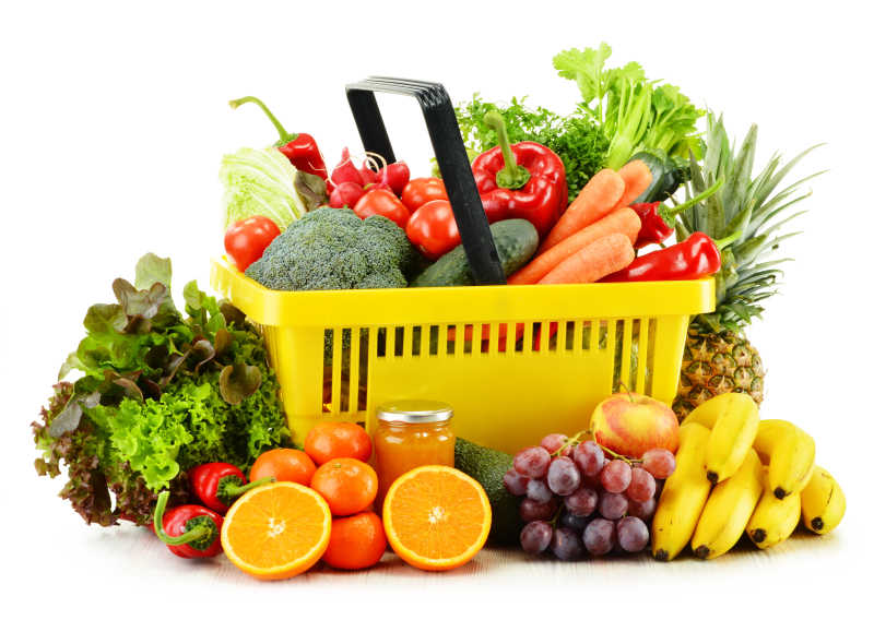 塑料购物篮和蔬菜