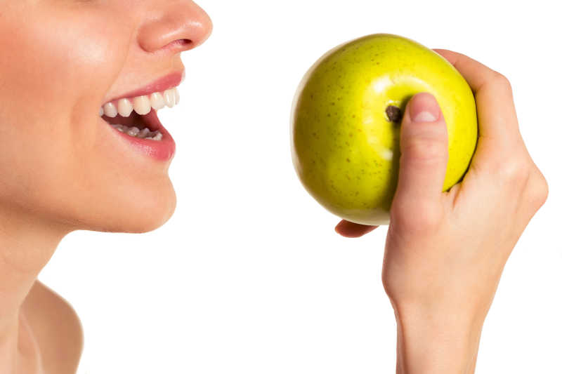 女人吃青苹果