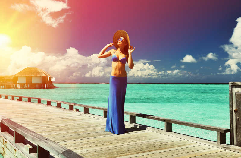 马尔代夫热带海滩码头上的女人