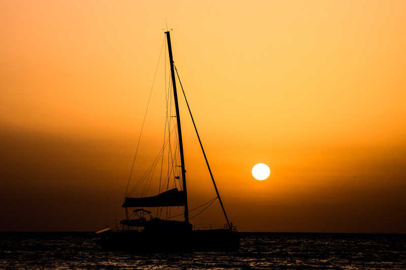 日落时分海上的帆船剪影